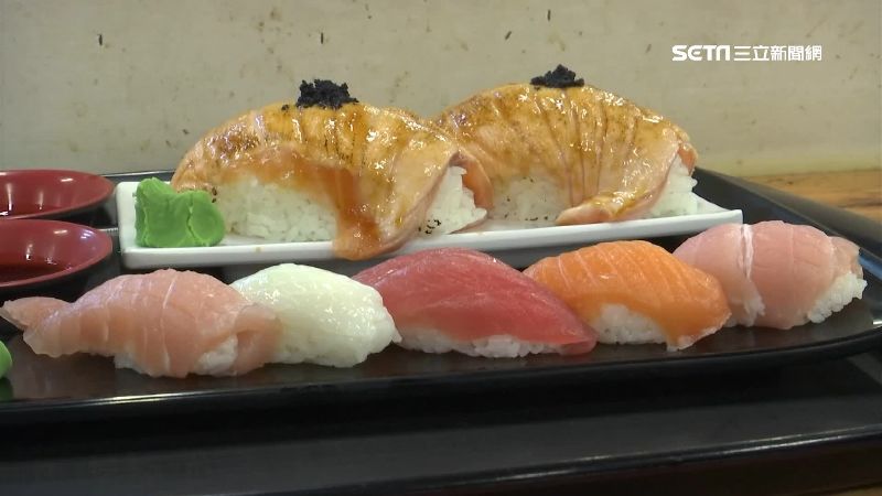 夜市超浮誇料理　火烤巨無霸鮭魚壽司