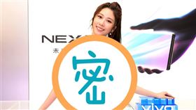 張景嵐擔任手機一日店長與粉絲互動熱烈。（記者邱榮吉/攝影）