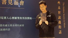 周興哲發行新書《那些未曾說過的話》舉辦簽書會。（圖／時報出版提供）