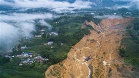 下雨出現1條詭異裂縫！他照下傳群組　救了全村200人（圖／翻攝自中國國際電視臺官方微博）