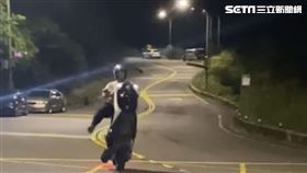 台北市李男在馬槽橋前表演機車特技遭法辦。（圖／翻攝畫面）