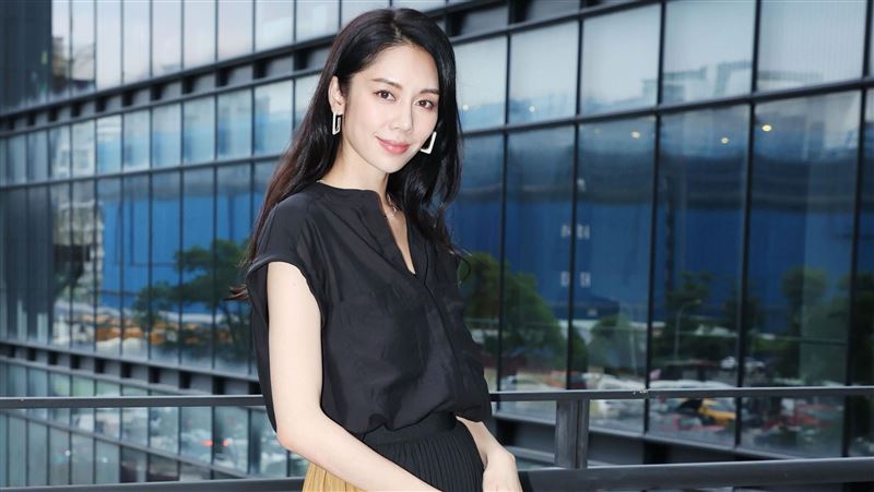 獨／腰腿全纖維化　辣模手術遭疑整型