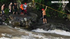 新北大豹溪水面暴漲，警消救出19大4小共23人。（圖／翻攝畫面）
