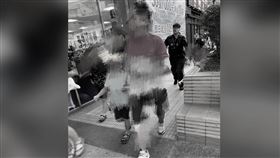 桃園男狠掐陌生童脖子「往水裡壓」！妻兒坐在旁邊看（圖／翻攝自爆怨公社）