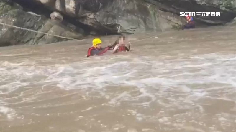 暴漲溪水阻退路　新竹勇消渡溪救情侶