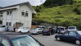 爬百岳違停登山口　被擋車主苦等兩天（1）有民眾爬百岳將自小客車停在登山口，且擋住其他車輛，被擋住的車主下山發現無法開車十分氣惱，報警後得知第二天才能移車，令人傻眼。（新城分局提供）中央社記者李先鳳傳真　109年7月26日
