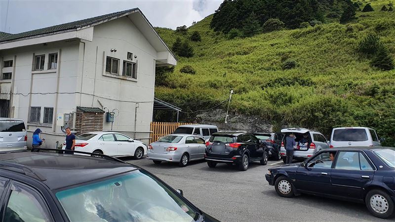 氣炸！山友違停　被擋車主苦等2天