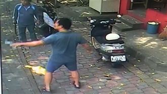 停車糾紛…台中莽男揮雙刀砍人影像曝