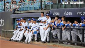 ▲富邦悍將球員準備上場比賽。（圖／記者劉彥池攝影）