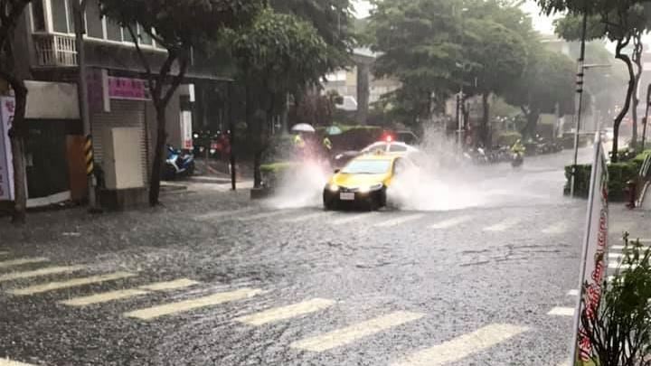 雨彈強襲永和！積水瞬間達小腿高度