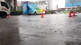 台北市下起大雨。（圖／讀者提供）