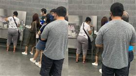 好市多北投店，厚臉嬤狂裝洋蔥，後面一排無奈等待。（圖／翻攝自爆怨公社）