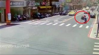 中和男騎車送便當　遭電線勾倒慘摔