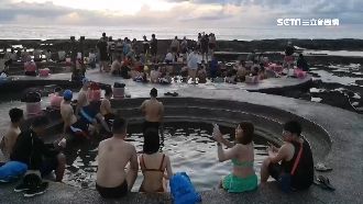 綠島朝日溫泉人多　泡湯如「下水餃」