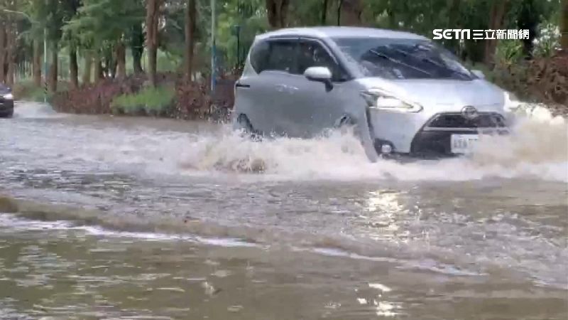 大雨松機發布雷雨當空　35航班延誤