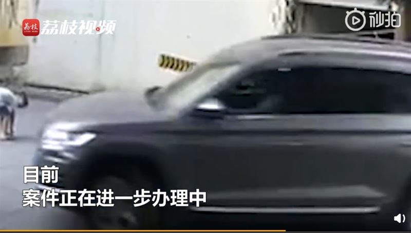 只是綁個鞋帶　少年下一秒慘被輾斃