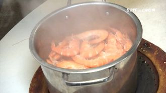 火山爆活蝦噴煙秀　400度熱石逼熟