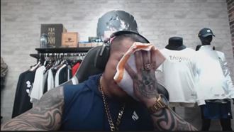 兒子腿被踩斷！館長落淚：想替你痛…