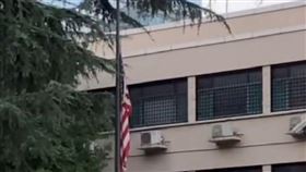 美中關係惡化！美國駐成都總領事館06:18降下國旗，圖／翻攝自央視微博