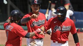 張育成和隊友慶祝得分。（圖／美聯社／達志影像）