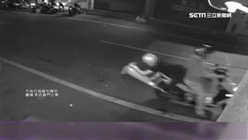 2名男子25日凌晨1時許，騎到桃園中原夜市附近，偷走路邊三角錐裝在排氣孔上，其中1名男子還反著坐，2人背對背騎走，危險行徑全被監視器清楚拍下。