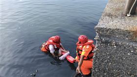 彰化長髮正妹墜大排　警消冒死跳水救（圖／翻攝畫面）