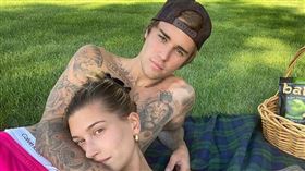 小賈斯汀和老婆海莉鮑德溫高調曬恩愛。（圖／翻攝自臉書）