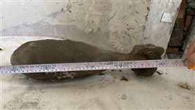 岳明國小工地再發現未爆彈宜蘭縣蘇澳鎮岳明國小27日上午在新建校舍開挖時發現一枚生鏽的未爆彈，軍方初步研判，這枚未爆彈與4月間發現的未爆彈為同一款，疑為二次大戰遺留的120毫米迫擊炮彈。（黃建榮提供）中央社記者王朝鈺傳真　109年7月27日