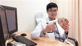 名家專用／NOW健康／目前最新的包皮手術是使用第2代1次性包皮環切吻合器，俗稱「包皮槍」，依照陰莖粗細大小，約8種尺寸，選擇適合尺寸套進去就能將多餘的包皮完整1圈切除。(勿用)