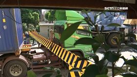 天天上班的路！聯結車因橋墩新裝限高鋼梁車身卡住