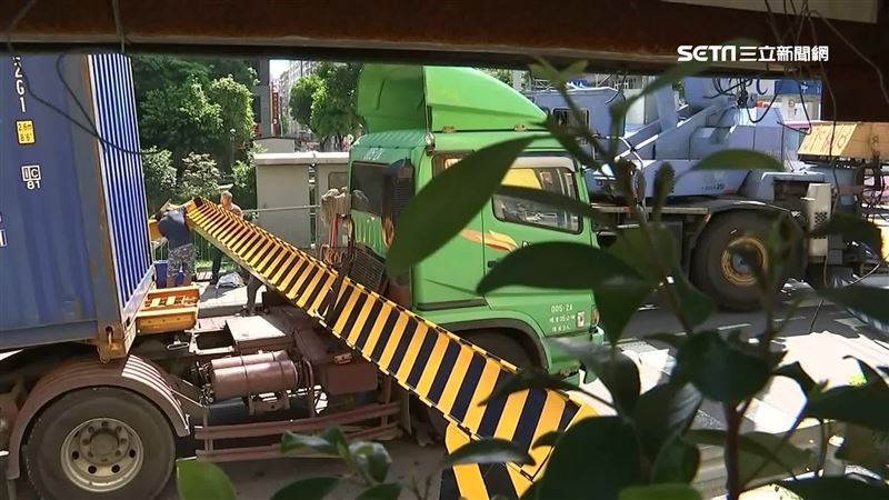 「昨日裝今日垮」聯結車撞斷限高桿