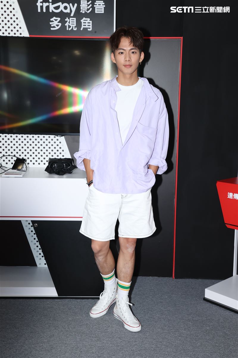 吳念軒 friDayVR 一日體驗大使宣傳「紅衣小女孩：魔神仔」VR版。（記者邱榮吉/攝影）