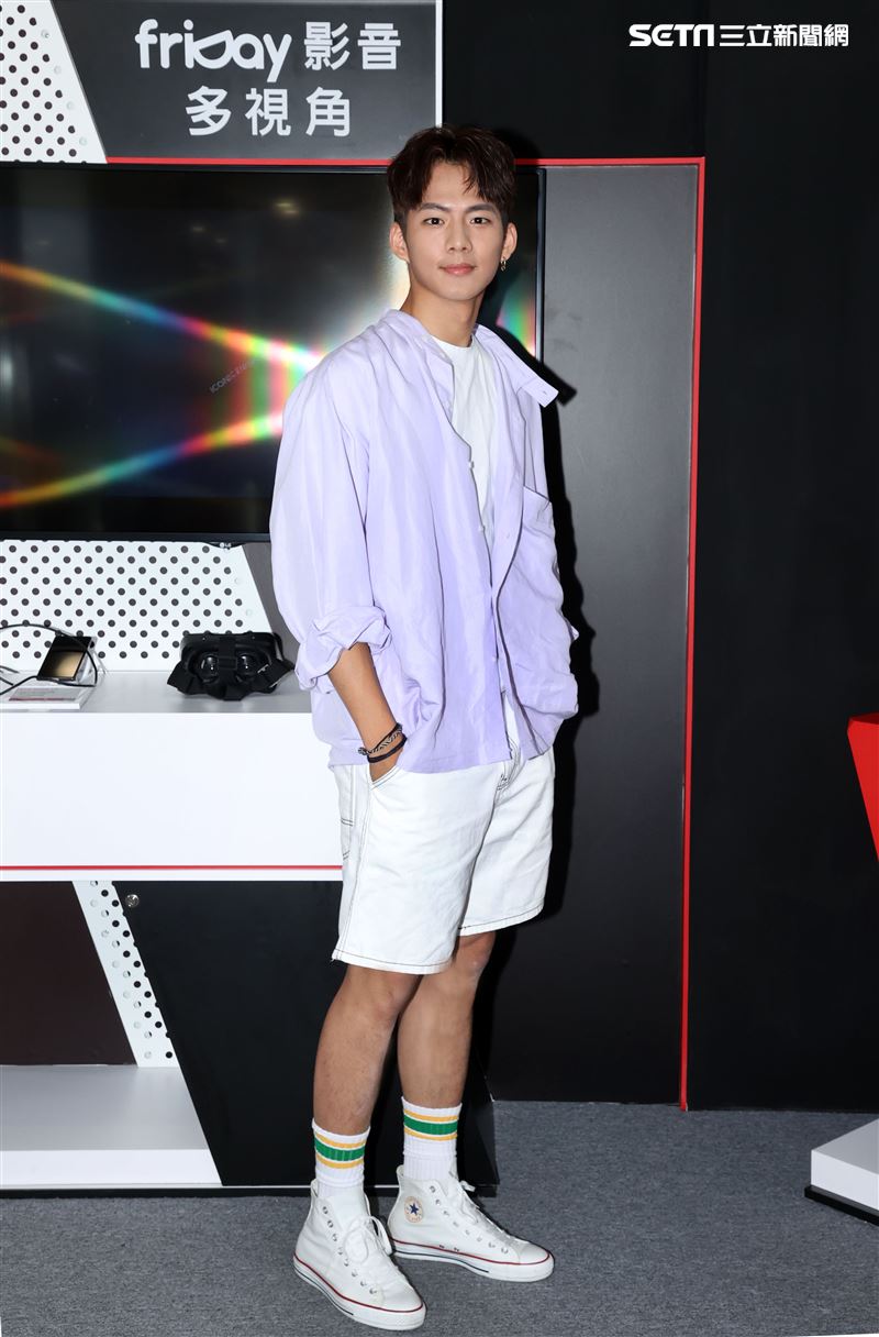 吳念軒 friDayVR 一日體驗大使宣傳「紅衣小女孩：魔神仔」VR版。（記者邱榮吉/攝影）