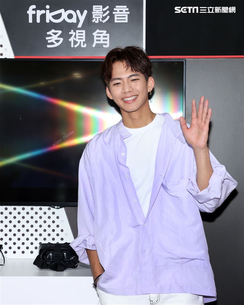 吳念軒 friDayVR 一日體驗大使宣傳「紅衣小女孩：魔神仔」VR版。（記者邱榮吉/攝影）