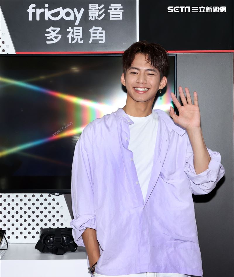 吳念軒 friDayVR 一日體驗大使宣傳「紅衣小女孩：魔神仔」VR版。（記者邱榮吉/攝影）