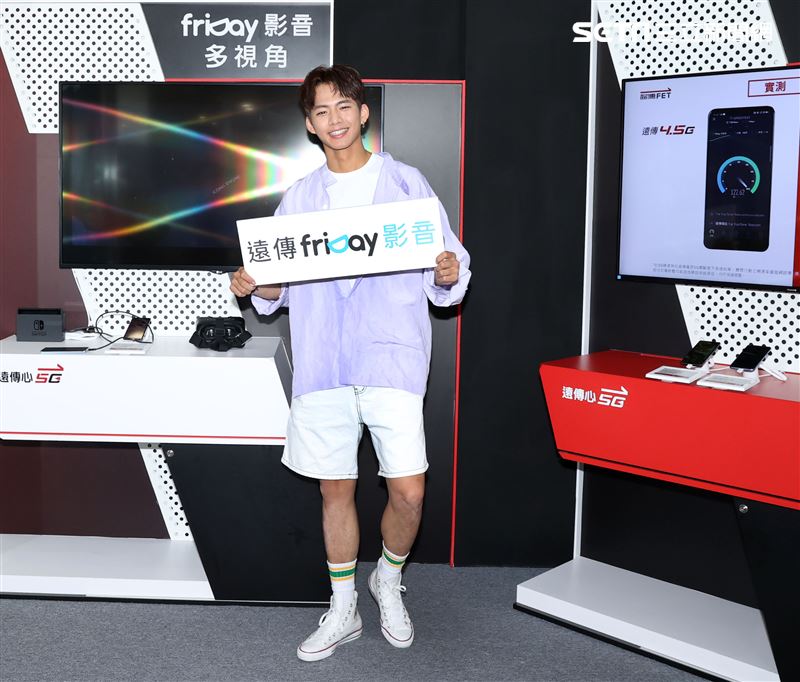 吳念軒 friDayVR 一日體驗大使宣傳「紅衣小女孩：魔神仔」VR版。（記者邱榮吉/攝影）