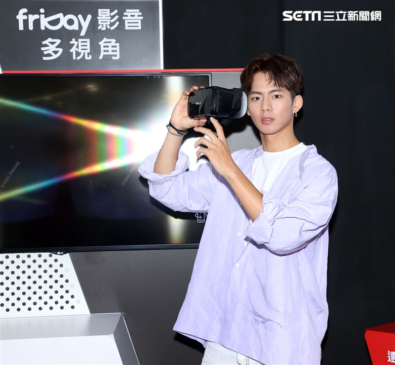 吳念軒 friDayVR 一日體驗大使宣傳「紅衣小女孩：魔神仔」VR版。（記者邱榮吉/攝影）