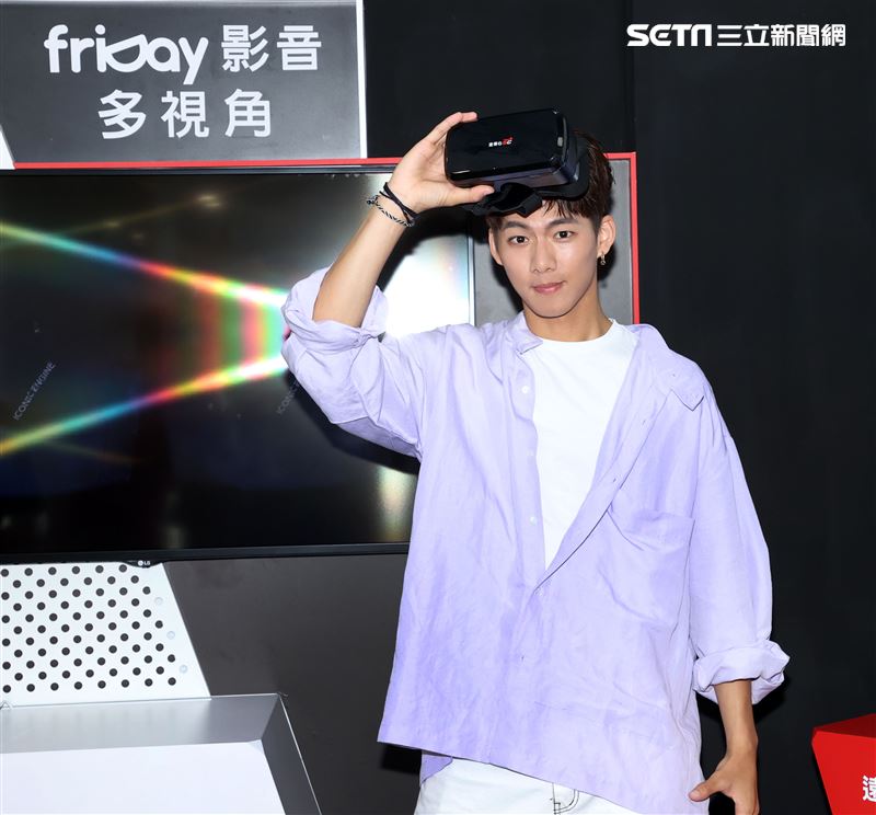 吳念軒 friDayVR 一日體驗大使宣傳「紅衣小女孩：魔神仔」VR版。（記者邱榮吉/攝影）
