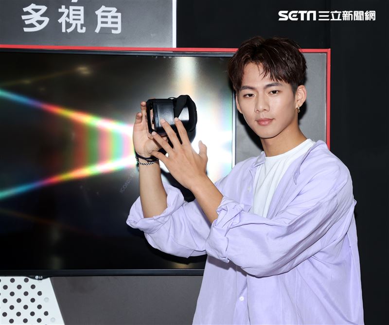 吳念軒 friDayVR 一日體驗大使宣傳「紅衣小女孩：魔神仔」VR版。（記者邱榮吉/攝影）