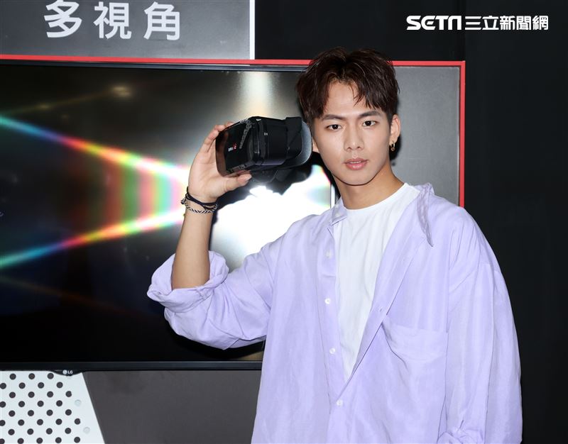 吳念軒 friDayVR 一日體驗大使宣傳「紅衣小女孩：魔神仔」VR版。（記者邱榮吉/攝影）