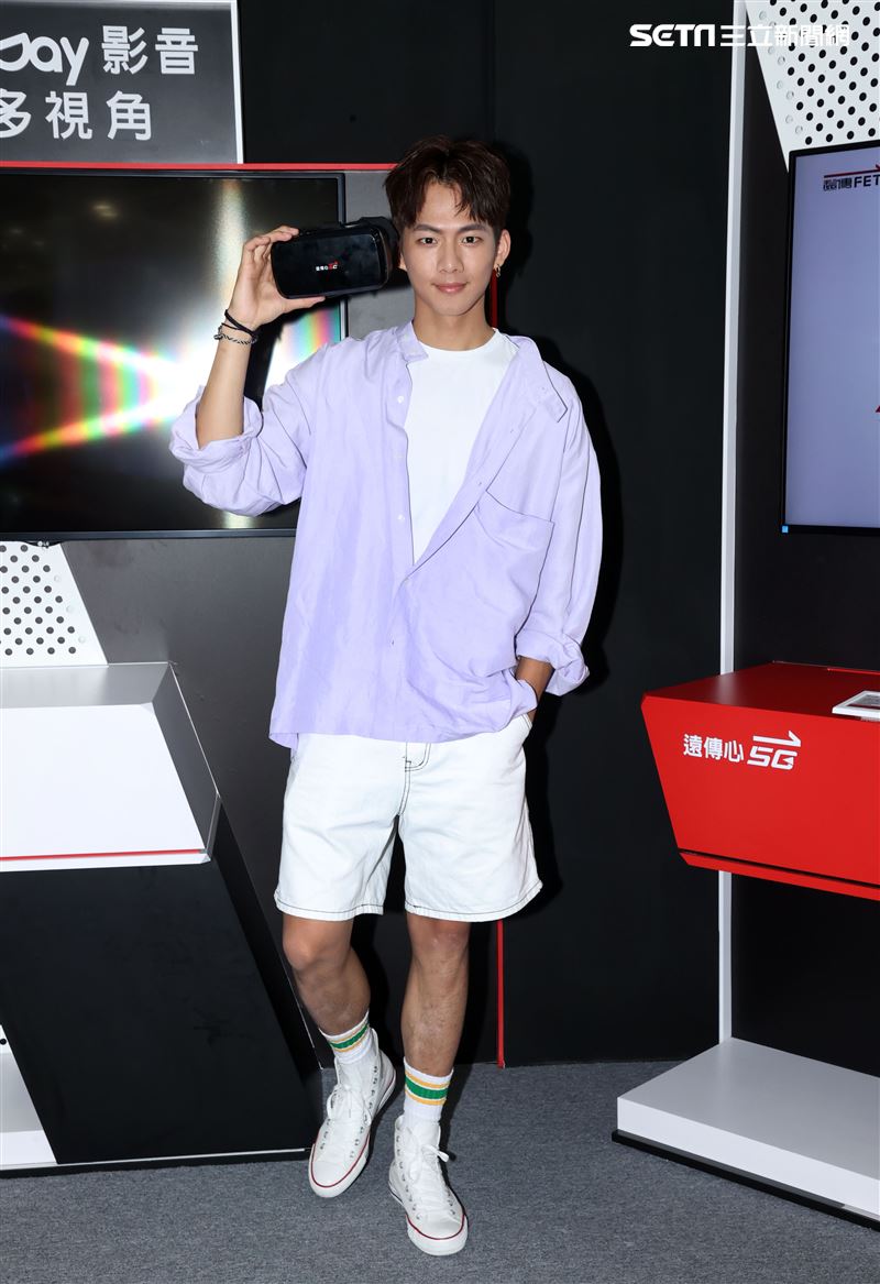 吳念軒 friDayVR 一日體驗大使宣傳「紅衣小女孩：魔神仔」VR版。（記者邱榮吉/攝影）