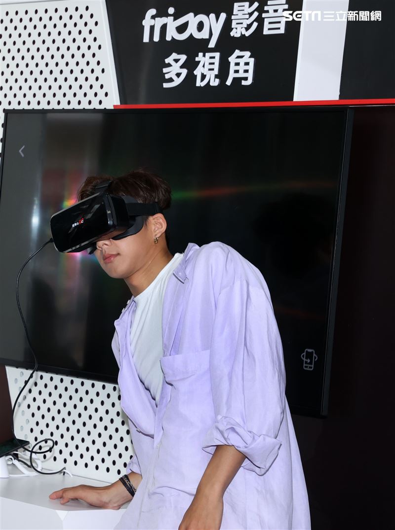 吳念軒 friDayVR 一日體驗大使宣傳「紅衣小女孩：魔神仔」VR版。（記者邱榮吉/攝影）