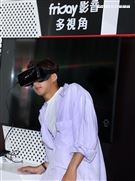 吳念軒 friDayVR 一日體驗大使宣傳「紅衣小女孩：魔神仔」VR版。（記者邱榮吉/攝影）