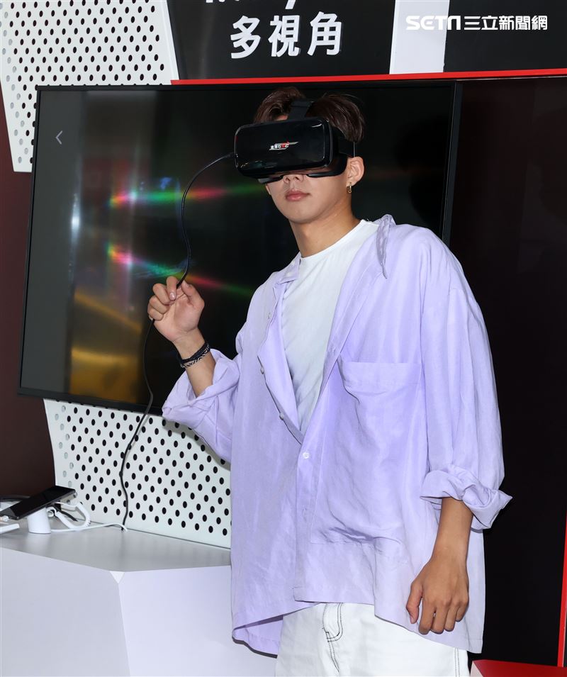 吳念軒 friDayVR 一日體驗大使宣傳「紅衣小女孩：魔神仔」VR版。（記者邱榮吉/攝影）