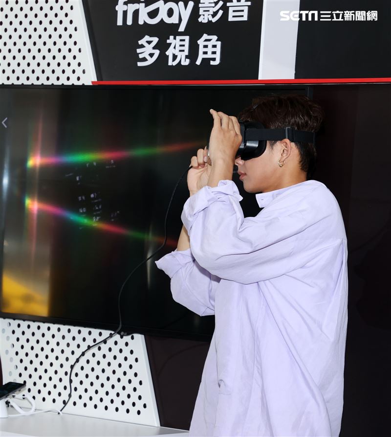 吳念軒 friDayVR 一日體驗大使宣傳「紅衣小女孩：魔神仔」VR版。（記者邱榮吉/攝影）