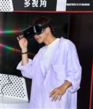 吳念軒 friDayVR 一日體驗大使宣傳「紅衣小女孩：魔神仔」VR版。（記者邱榮吉/攝影）