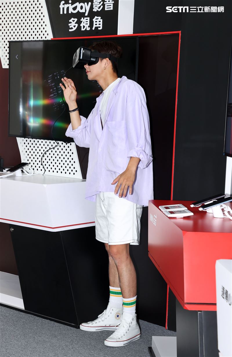 吳念軒 friDayVR 一日體驗大使宣傳「紅衣小女孩：魔神仔」VR版。（記者邱榮吉/攝影）