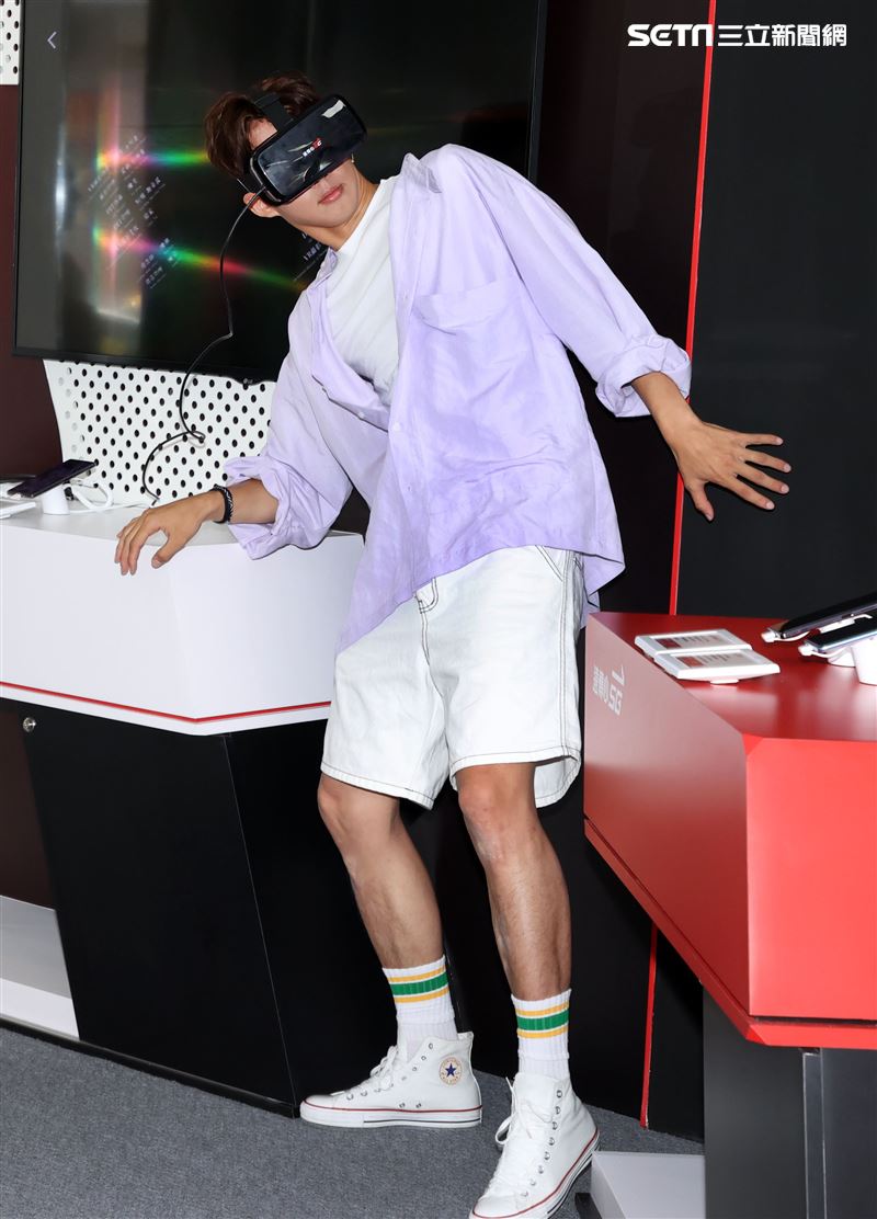 吳念軒 friDayVR 一日體驗大使宣傳「紅衣小女孩：魔神仔」VR版。（記者邱榮吉/攝影）