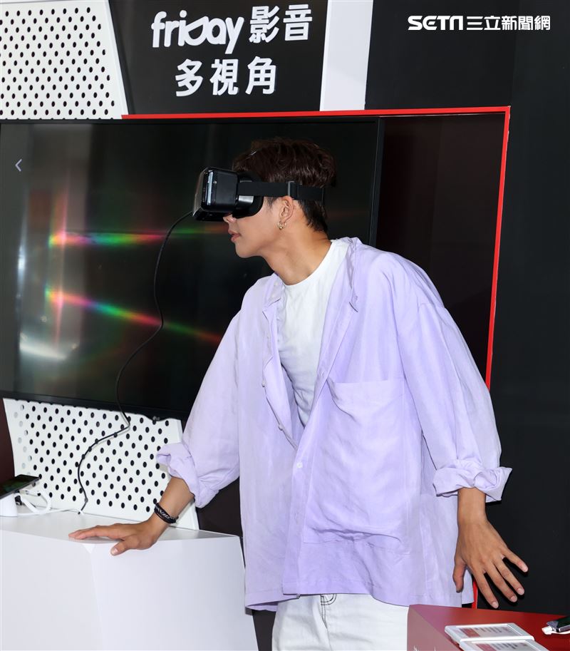 吳念軒 friDayVR 一日體驗大使宣傳「紅衣小女孩：魔神仔」VR版。（記者邱榮吉/攝影）