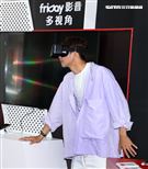 吳念軒 friDayVR 一日體驗大使宣傳「紅衣小女孩：魔神仔」VR版。（記者邱榮吉/攝影）